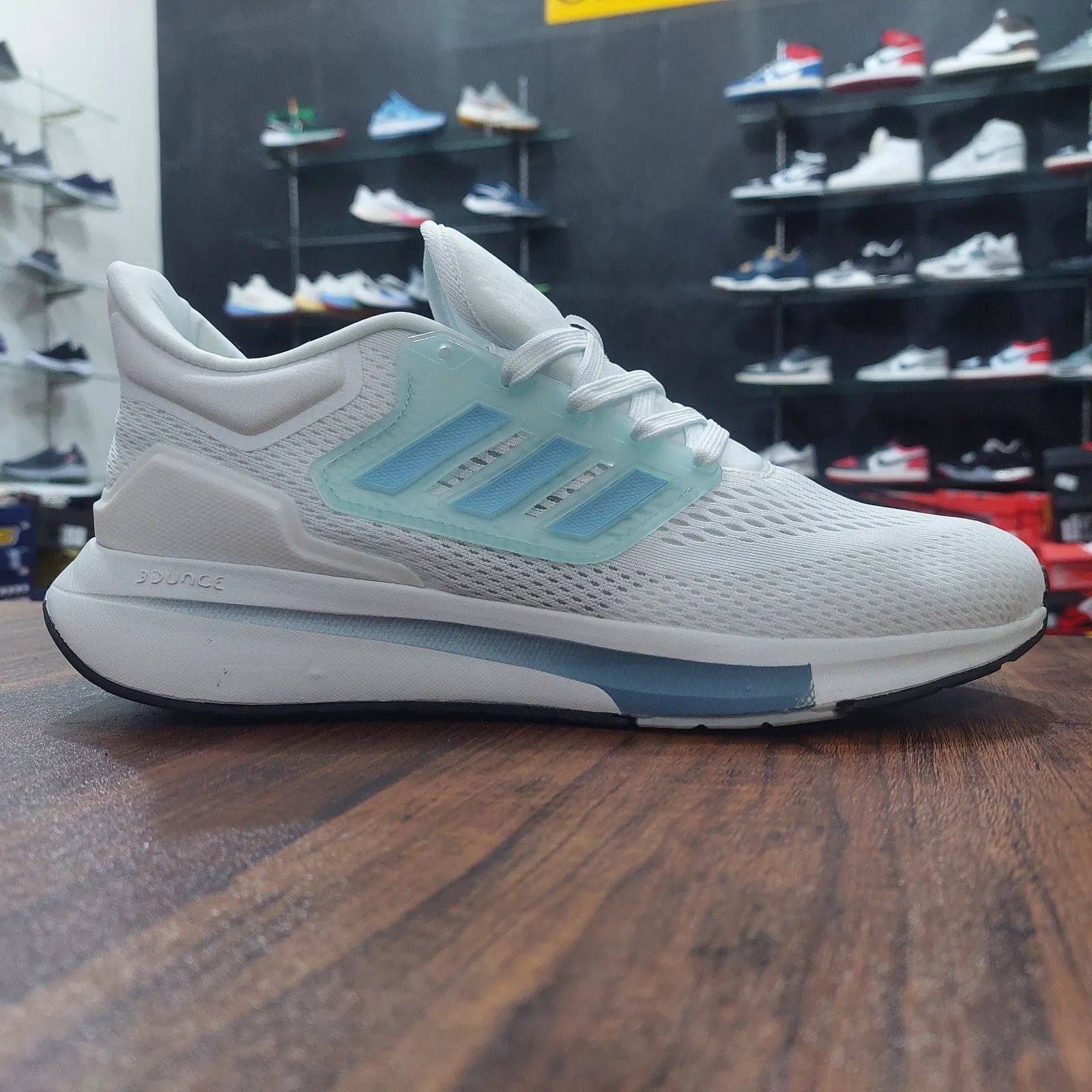 AD Ultra Bouncce Running White Sea