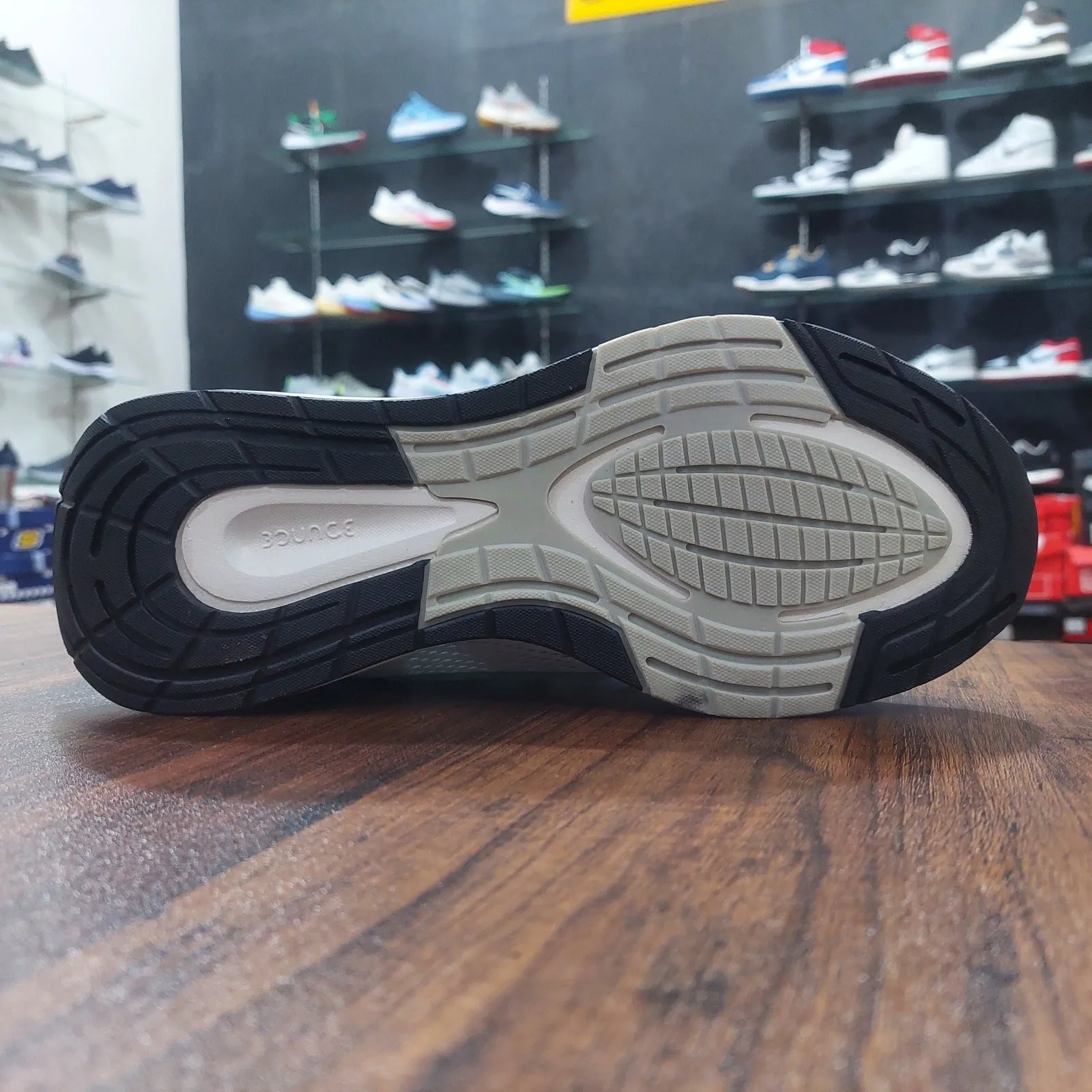 AD Ultra Bouncce Running White Sea