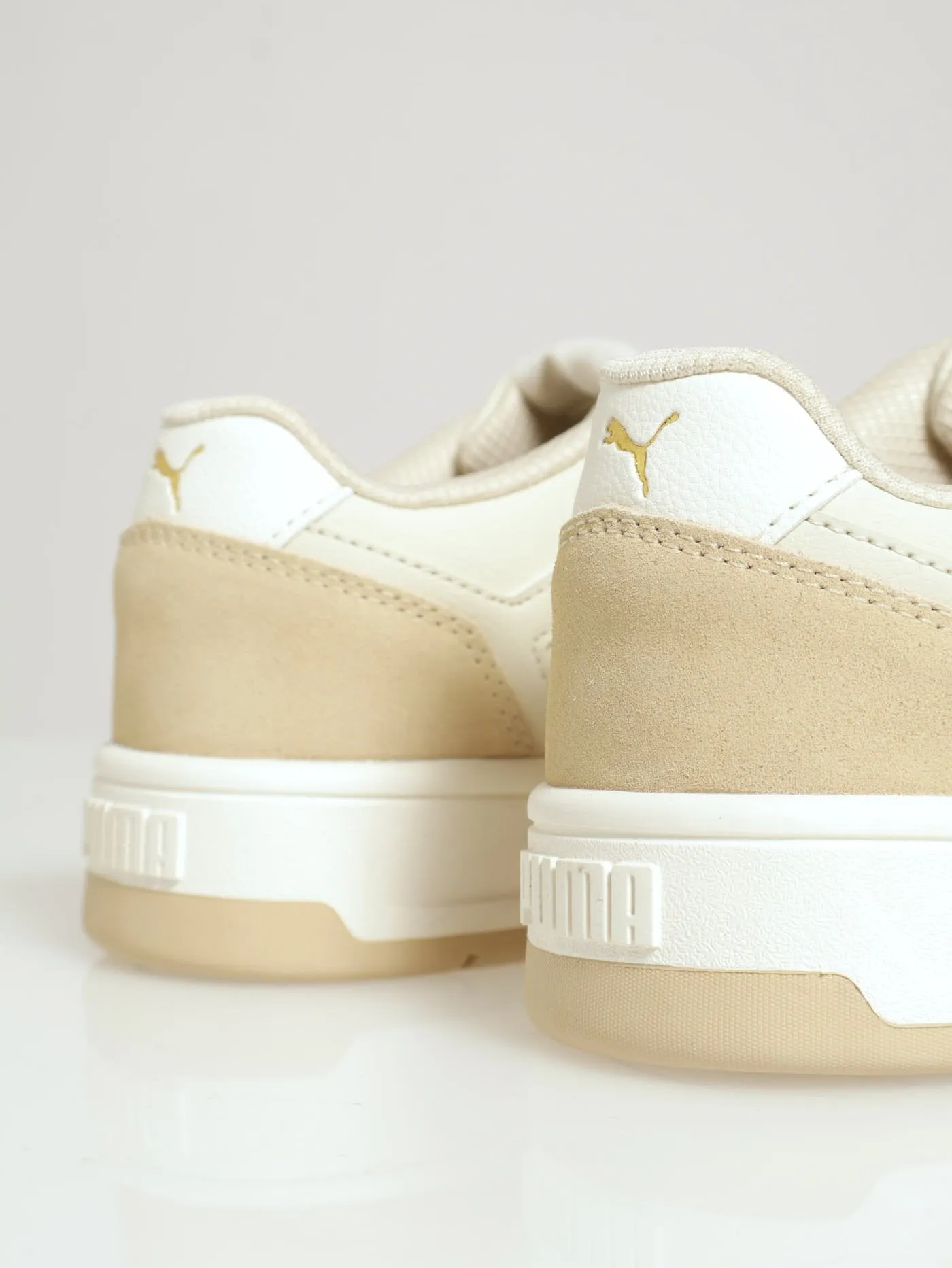 Court Classic Closed Toe Lace Up Sneaker - Beige