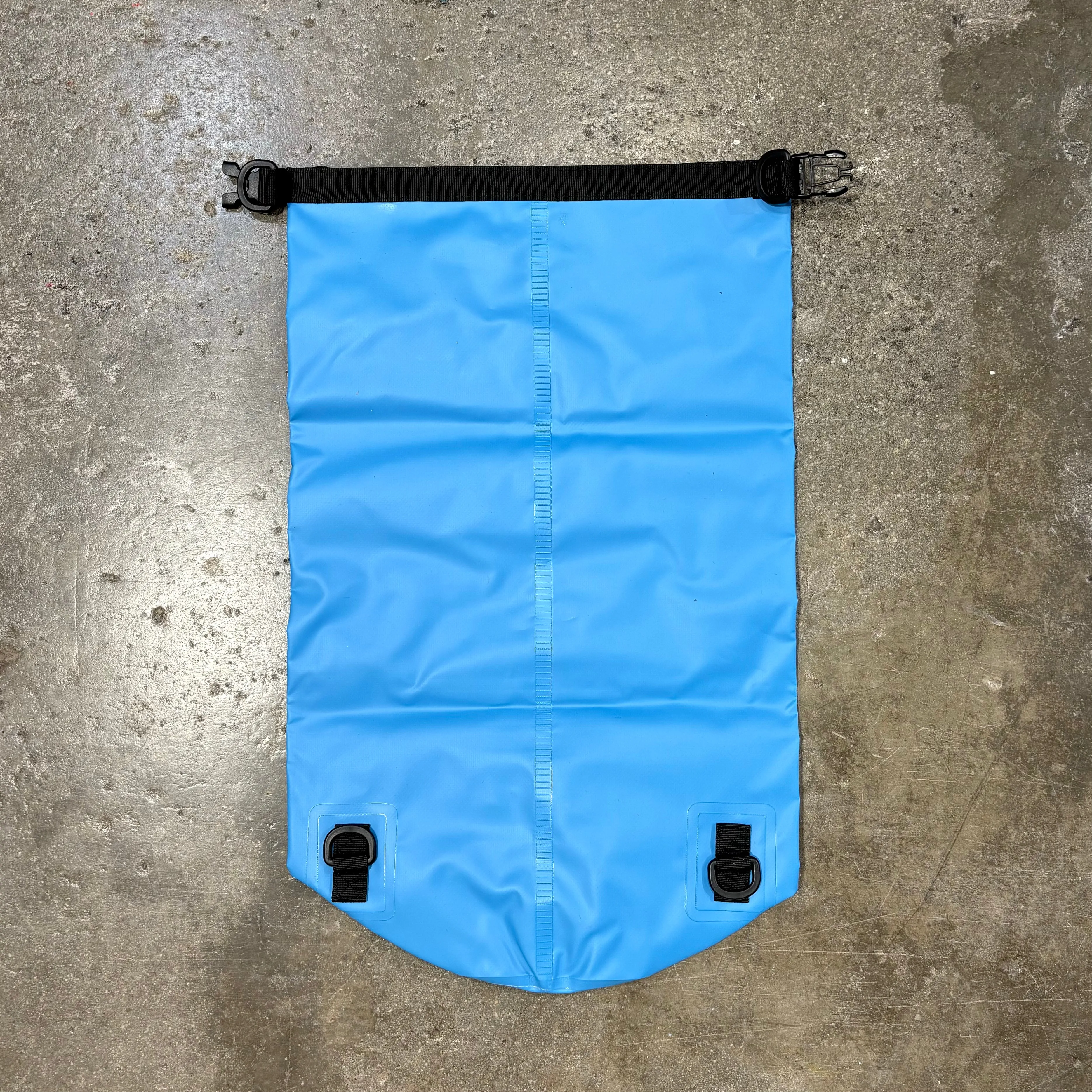RUGGED LIFE HEAVY DUTY 20L DRY BAG WITH ROLL-TOP CLOSURE