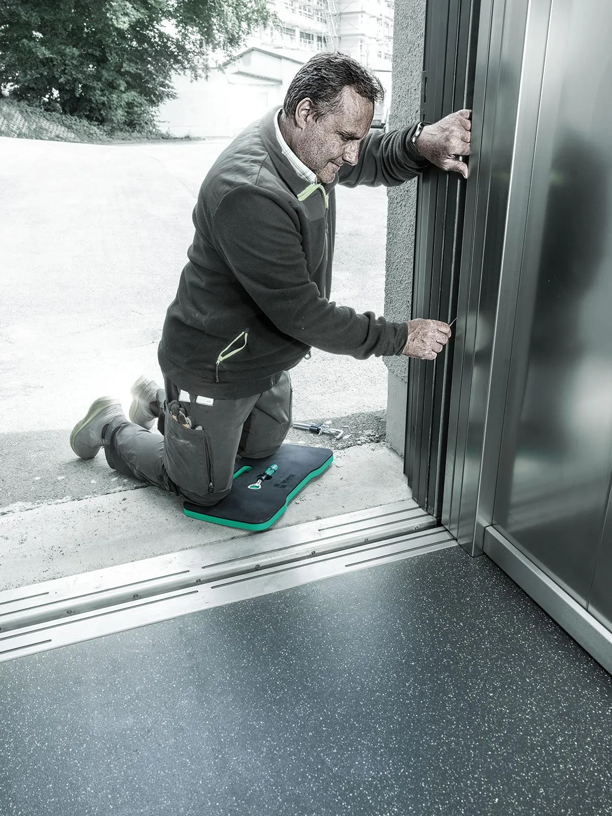 Wera Kneeling Pad 9516 with Bottle Opener Comfort and Refreshment Set Knee Saver Mat 2 Pieces