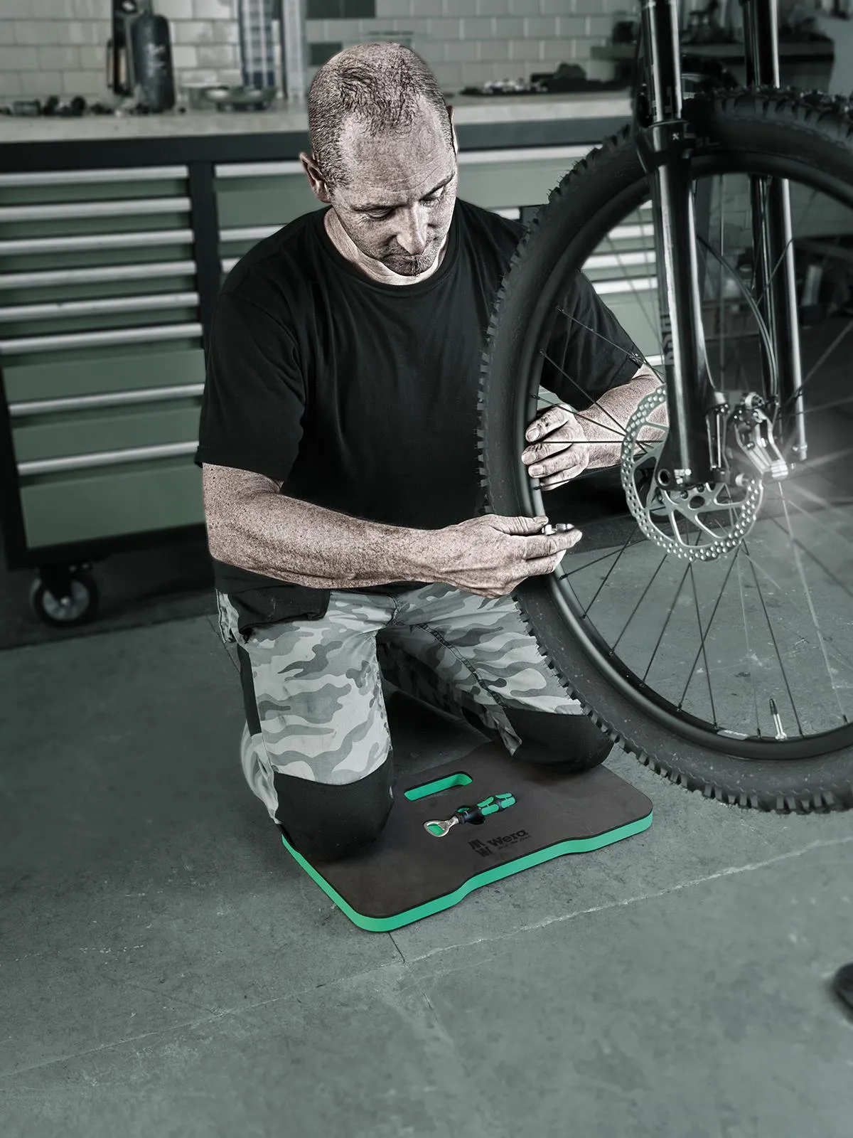 Wera Kneeling Pad 9516 with Bottle Opener Comfort and Refreshment Set Knee Saver Mat 2 Pieces